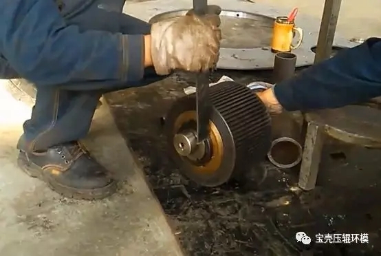 顆粒機(jī)壓輥總成安裝方法圖解